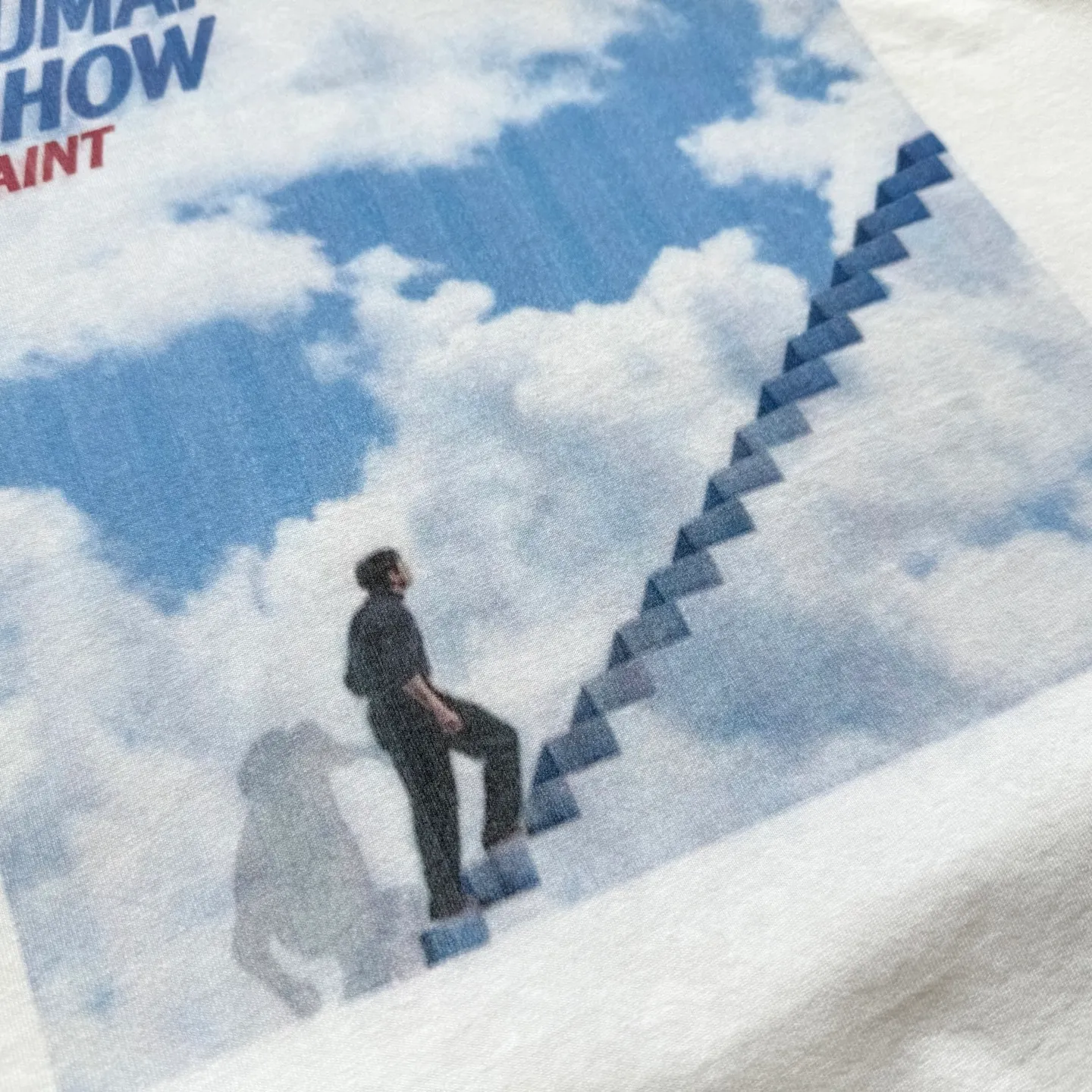 P158 # CTS-100 Saint tribute to the movie "The Truman Show" limited co-branded long-sleeved version. Original 280g heavyweight fabric after washing. Retro single stitch heaven and earth needle crafts. Heavy Assute fermentation mill wash water. White ink direct-jet printing. Size: S M L XL Saint’s latest 10.11 long-sleeved product is a limited edition co-branded with the movie “The Truman Show.” This long-sleeved product uses brand-new customized fabrics that are consistent with the original version. This is also the point of view explained by the manager Yuta Hosokawa at this year’s Paris Fashion Week. He wants to express his own brand Saint Michael has made a new and comprehensive upgrade. Compared with the old model, the new fabric has a higher count and heavier weight. With the blessing of the garment fermentation mill and washing process, the hand feel and texture are ceiling-level. Brothers will know our sincerity when they get it!    Going back to the theme of this item, the front print is a sublimated scene at the end of the movie "The Truman Show". The protagonist Truman bravely faces reality, breaks through the false cage, and looks for freedom and truth.    The back print is a classic line in the movie, "If I never see you again, I wish you good morning, good afternoon, and good night." "Life is like a play, and play is like life." The entire garment is made using the most common and complex single-needle sewing process (commonly known as the single-thread heaven-and-earth needle) found in vintage vintage brands such as Saint Michael.